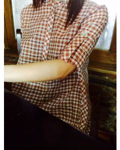 MATERNITY BLOUSE, IN BROWN AND BEIGE CHECKS, WITH SLEEVE BELT