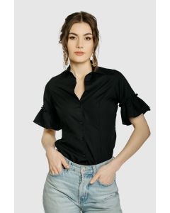 BLACK SLIM FITTED OFFICE BLOUSE WITH SHORT SLEEVES WITH CREASED FRILLS