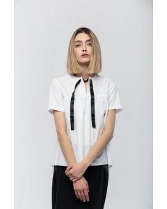 BLUZA ALBA CU MANECA SCURTA SI CU BANDA NEAGRA DIN SATIN